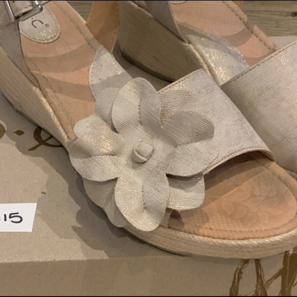 BOC Shoes Cream & Gold Wedge Sandals Size 11 M - Picture 5 of 8